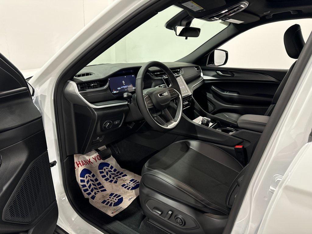 new 2025 Jeep Grand Cherokee car, priced at $35,733