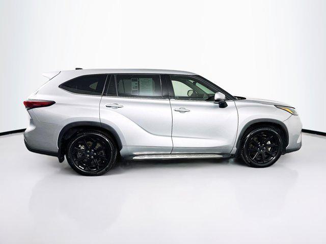 used 2022 Toyota Highlander car, priced at $27,997