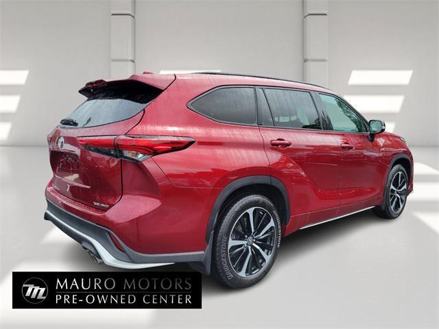 used 2022 Toyota Highlander car, priced at $39,887