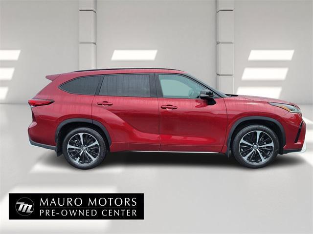used 2022 Toyota Highlander car, priced at $39,887