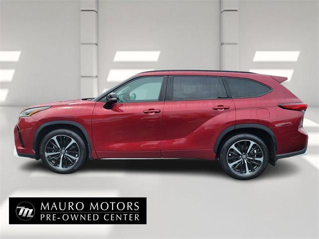 used 2022 Toyota Highlander car, priced at $39,887