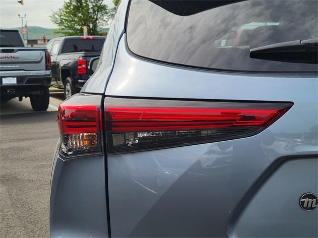 used 2022 Toyota Highlander car, priced at $37,997