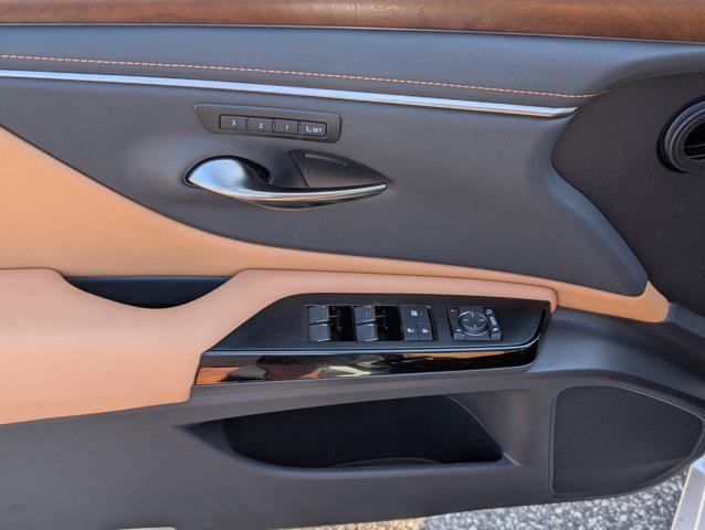 new 2025 Lexus ES 300h car, priced at $55,004