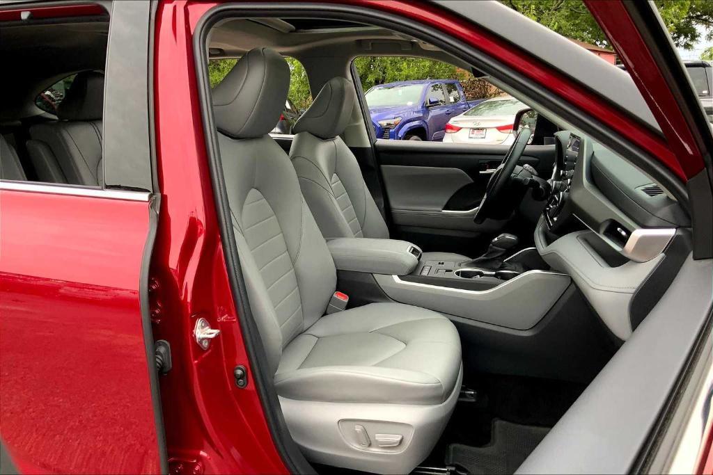 used 2022 Toyota Highlander Hybrid car, priced at $40,983