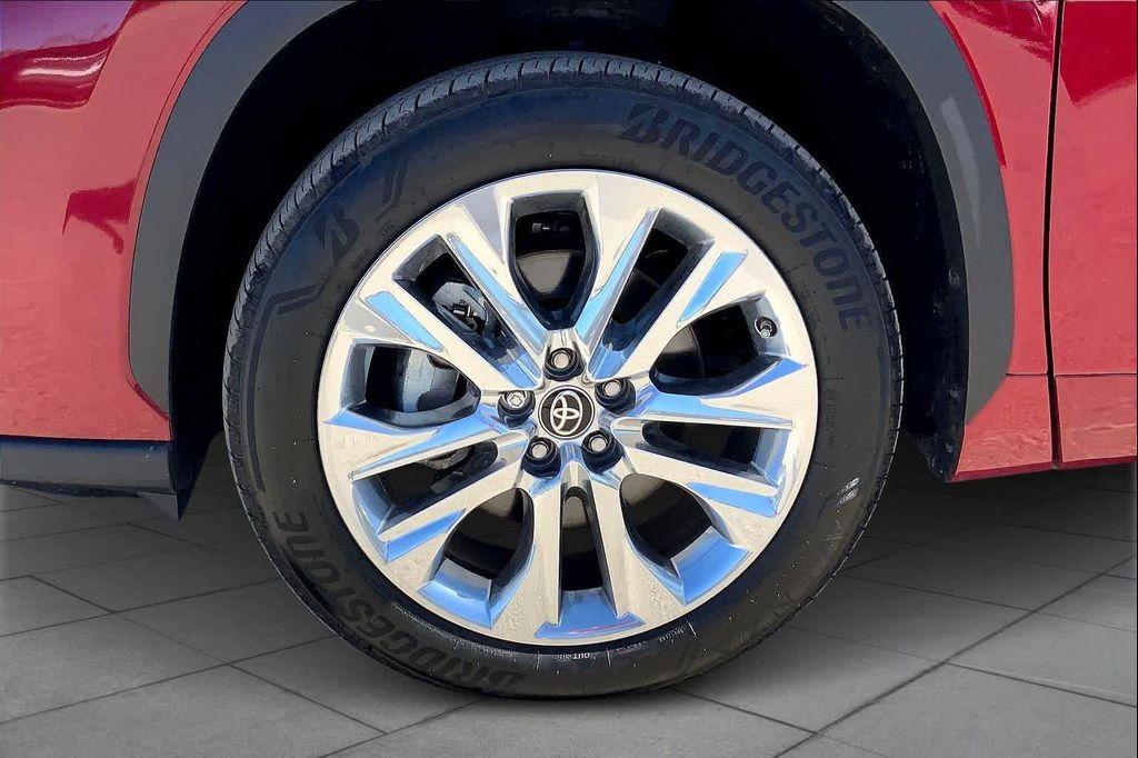 used 2025 Toyota Highlander car, priced at $49,888