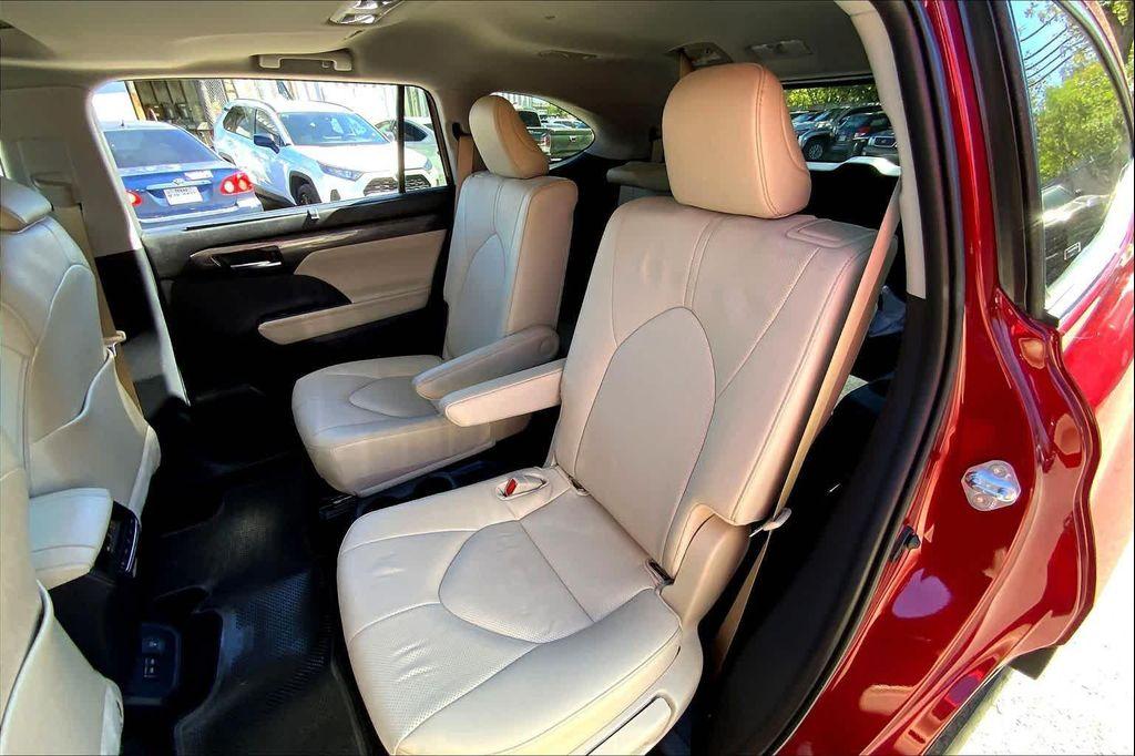 used 2025 Toyota Highlander car, priced at $49,888
