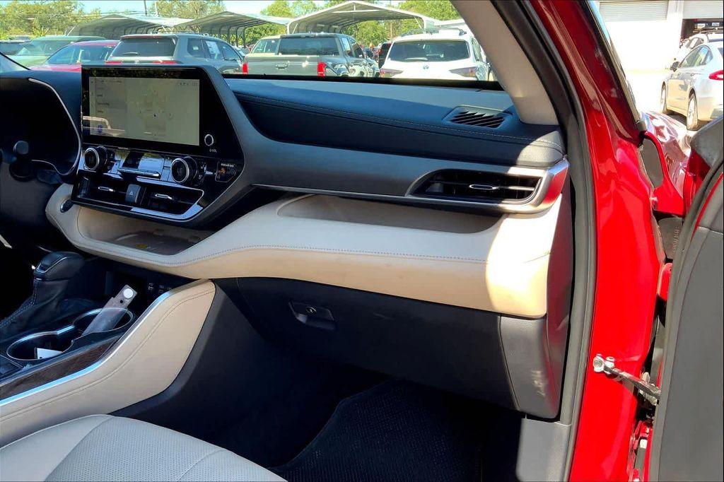 used 2025 Toyota Highlander car, priced at $49,888