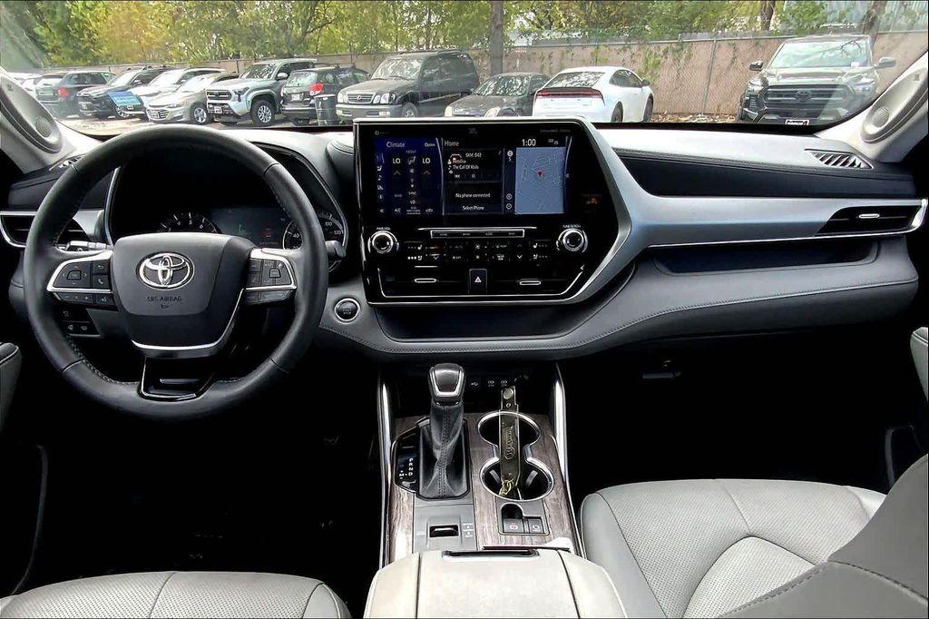 used 2021 Toyota Highlander car, priced at $38,999