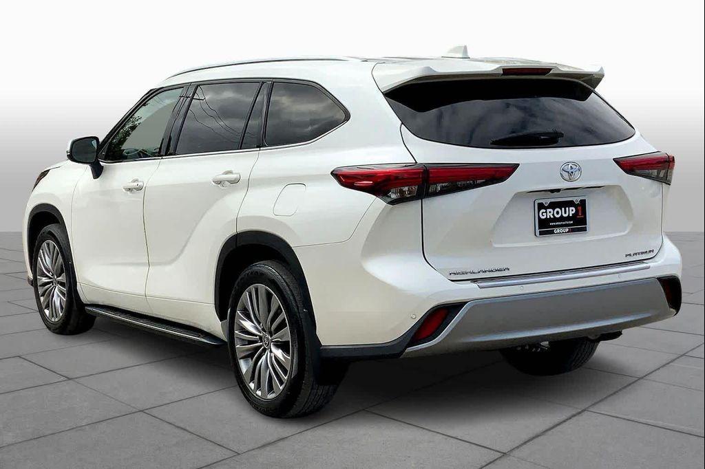 used 2021 Toyota Highlander car, priced at $38,999