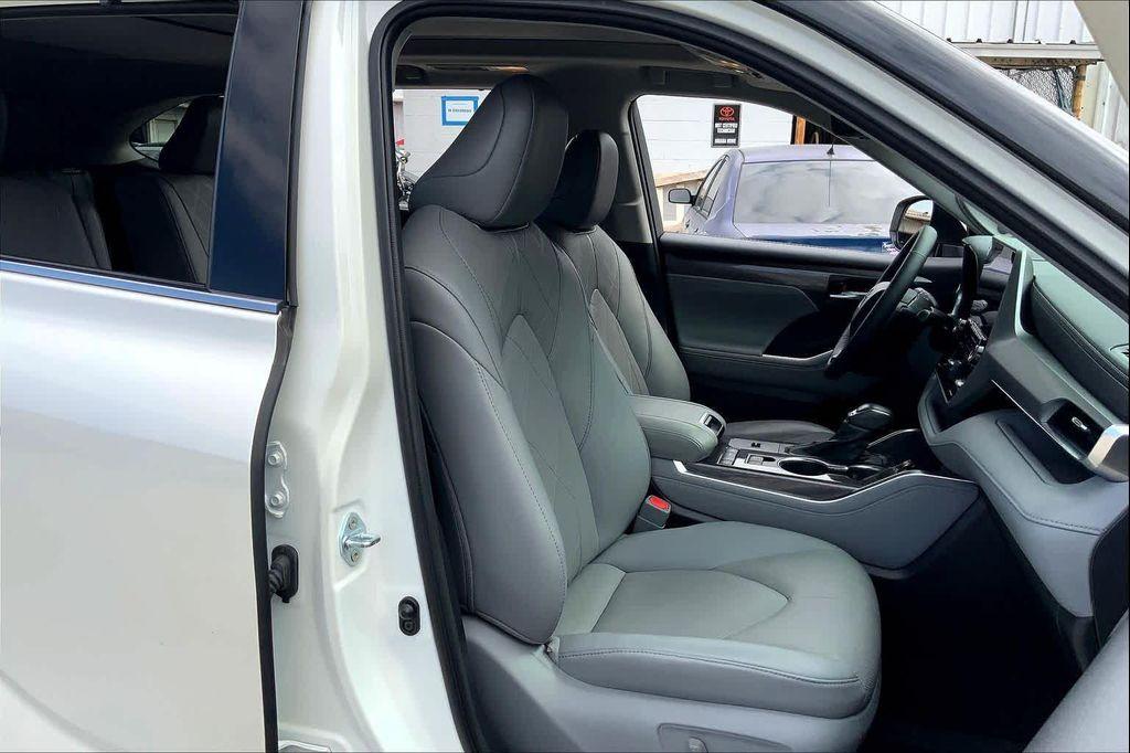 used 2021 Toyota Highlander car, priced at $38,999