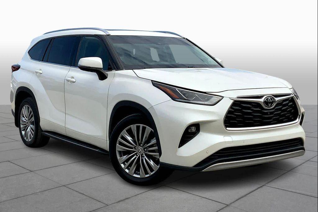 used 2021 Toyota Highlander car, priced at $38,999