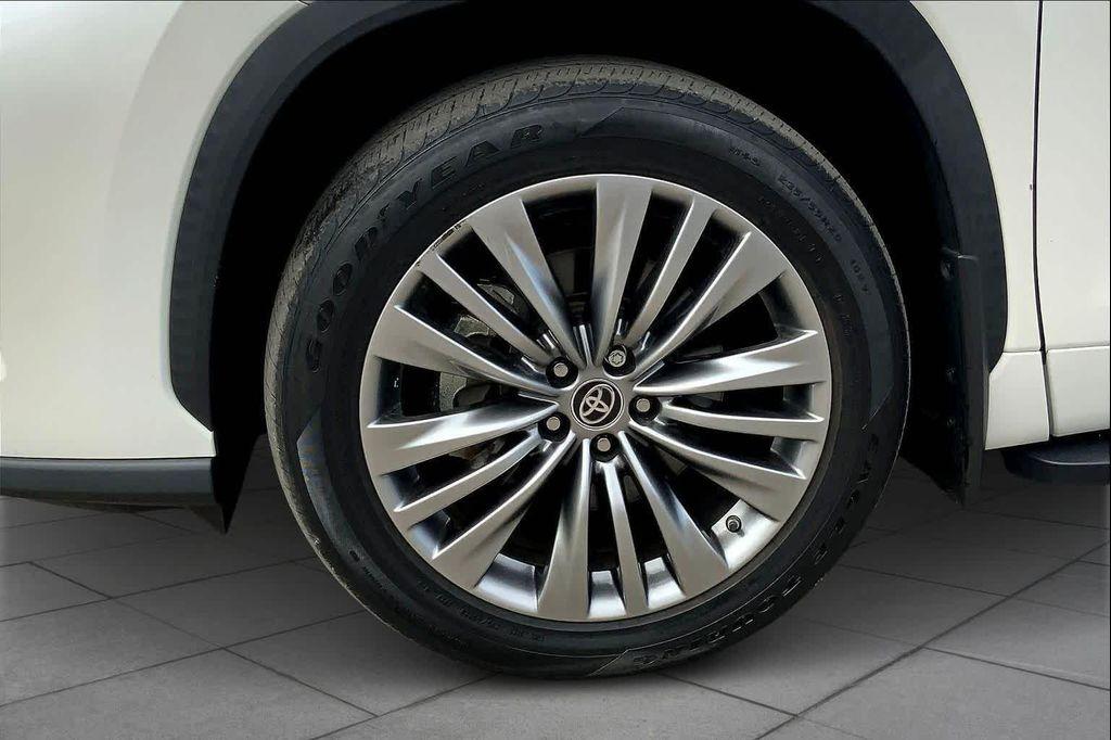 used 2021 Toyota Highlander car, priced at $38,999