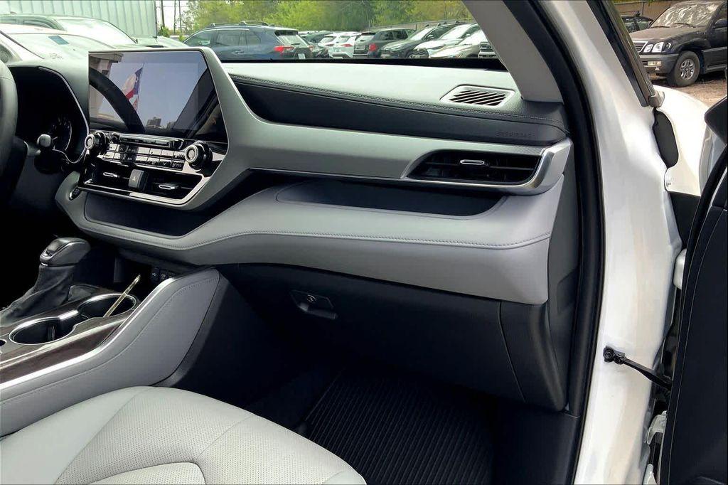 used 2021 Toyota Highlander car, priced at $38,999