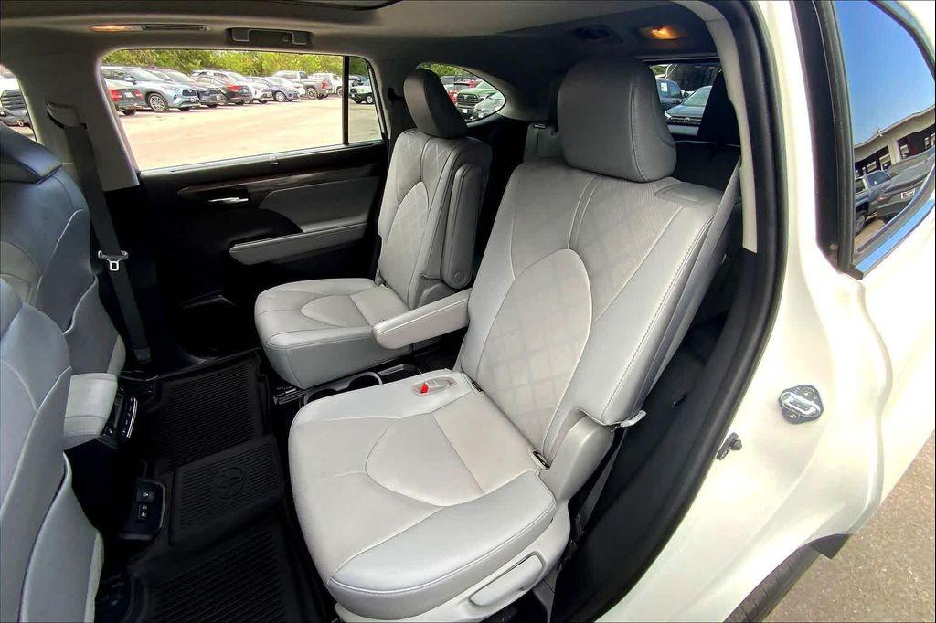 used 2021 Toyota Highlander car, priced at $38,999