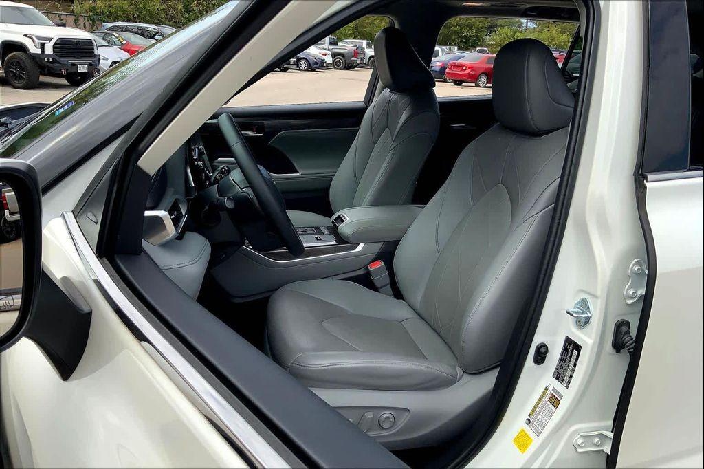 used 2021 Toyota Highlander car, priced at $38,999