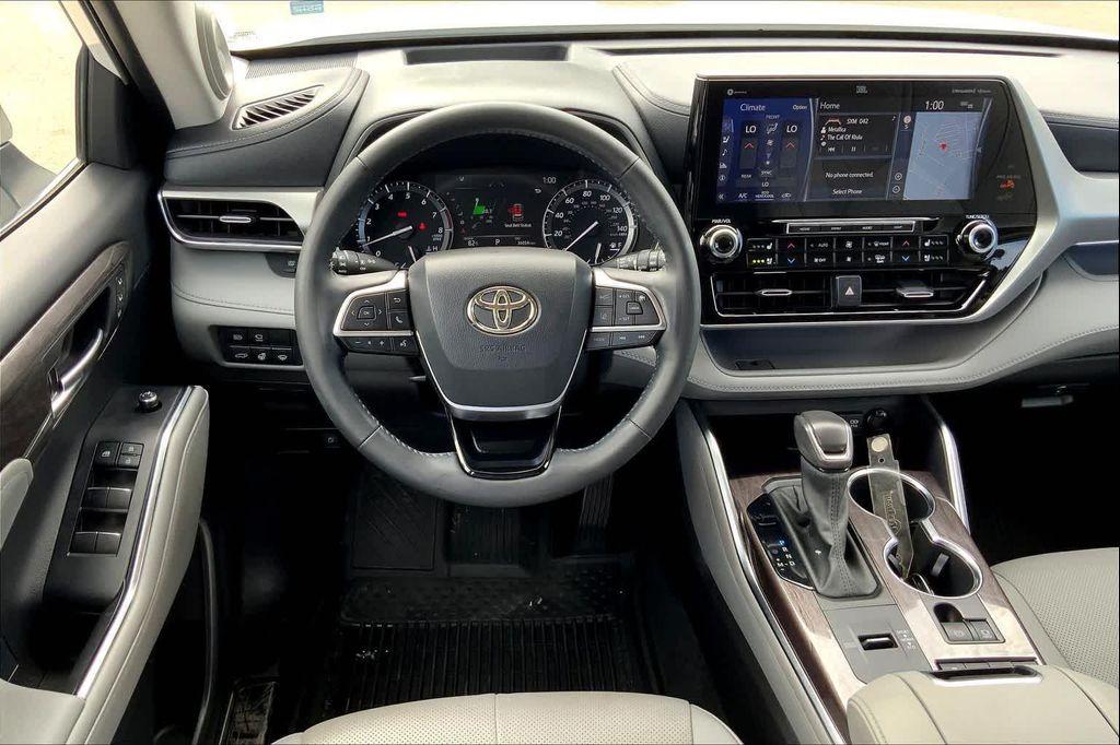 used 2021 Toyota Highlander car, priced at $38,999