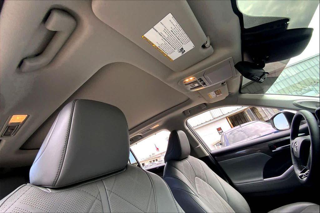 used 2021 Toyota Highlander car, priced at $38,999