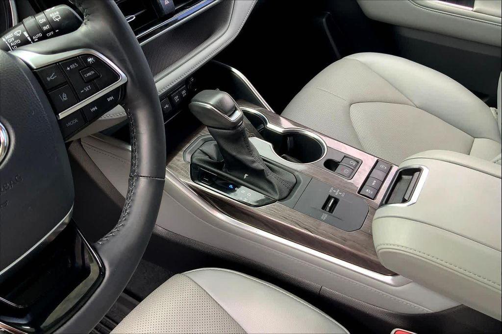 used 2021 Toyota Highlander car, priced at $38,999