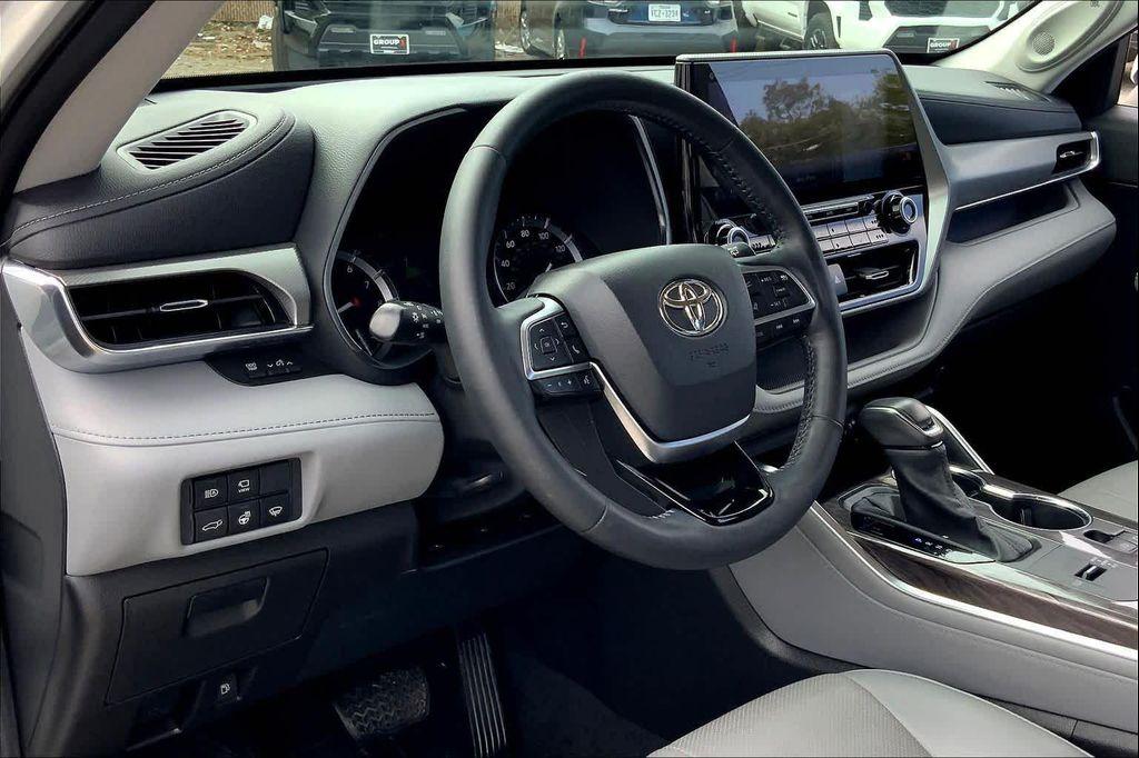 used 2021 Toyota Highlander car, priced at $38,999
