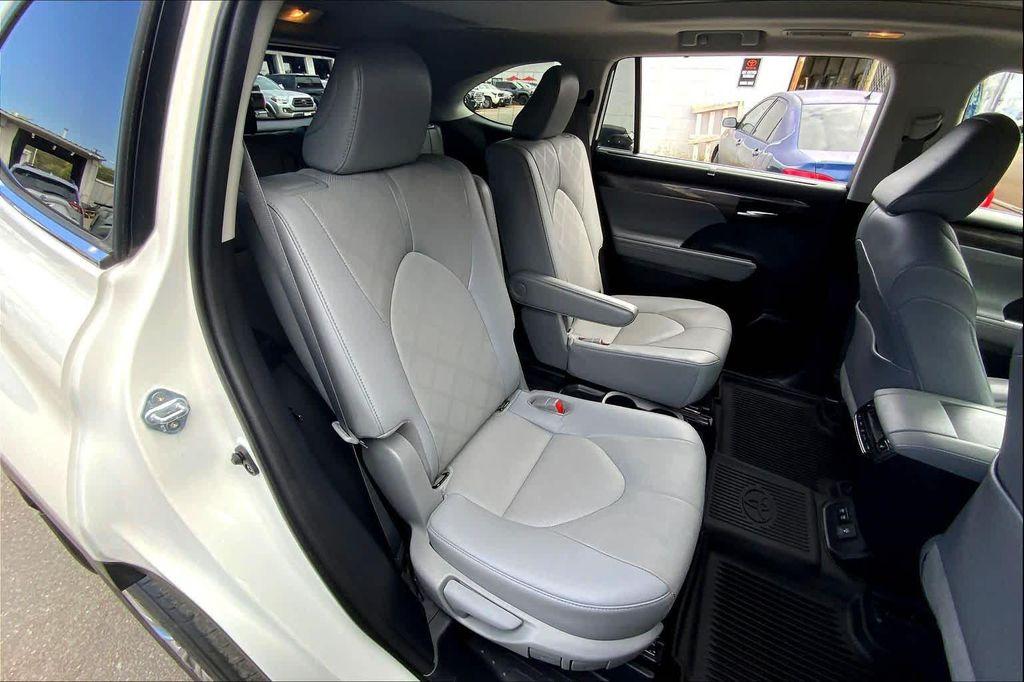 used 2021 Toyota Highlander car, priced at $38,999