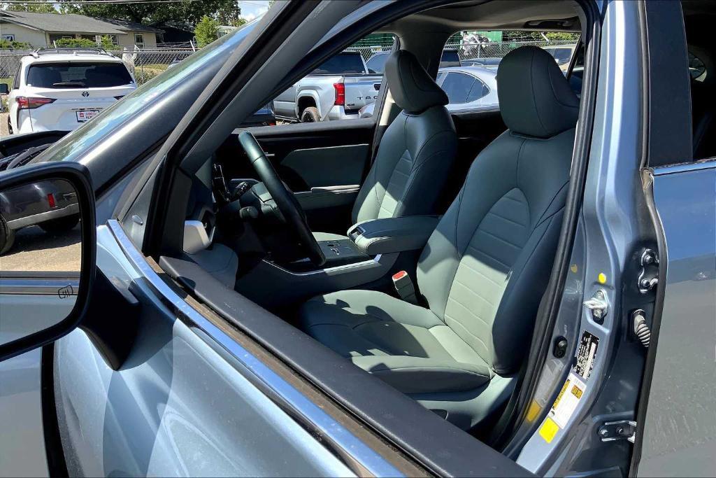 used 2023 Toyota Highlander car, priced at $36,400