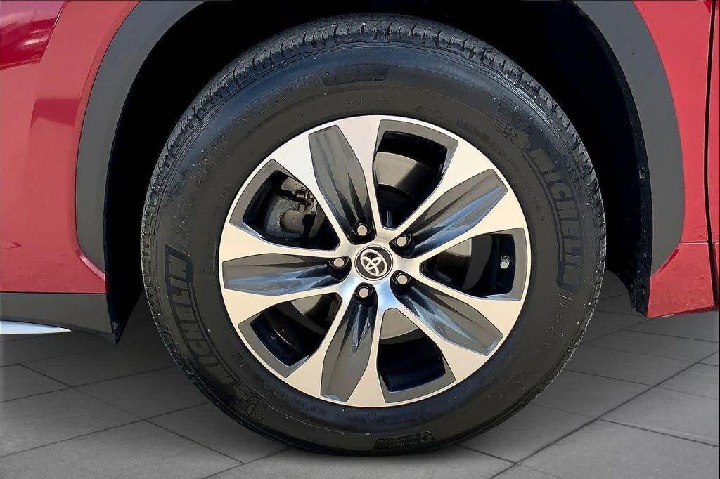 used 2025 Toyota Highlander car, priced at $48,058