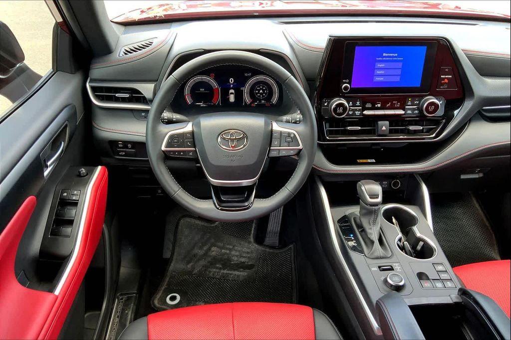 used 2025 Toyota Highlander car, priced at $48,058