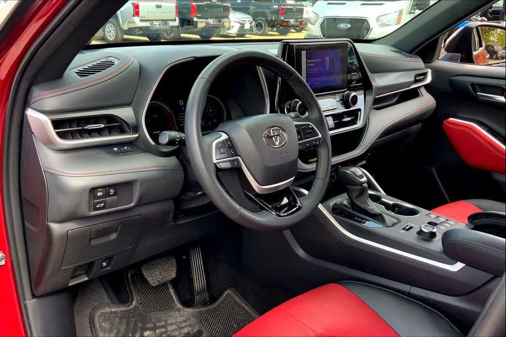 used 2025 Toyota Highlander car, priced at $48,058