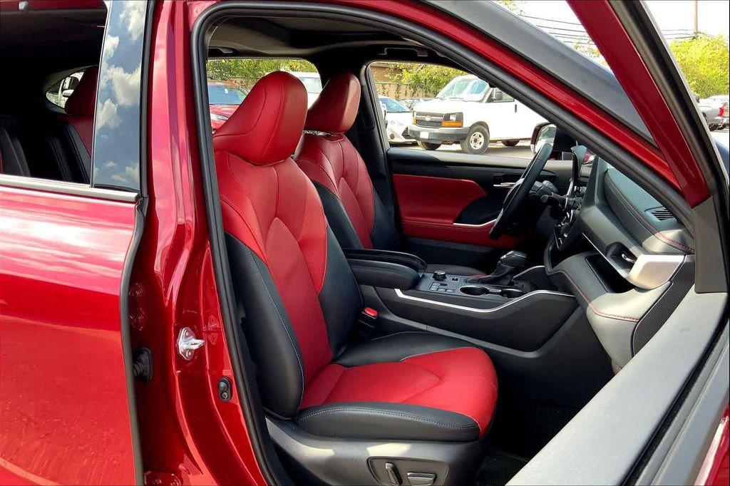 used 2025 Toyota Highlander car, priced at $48,058