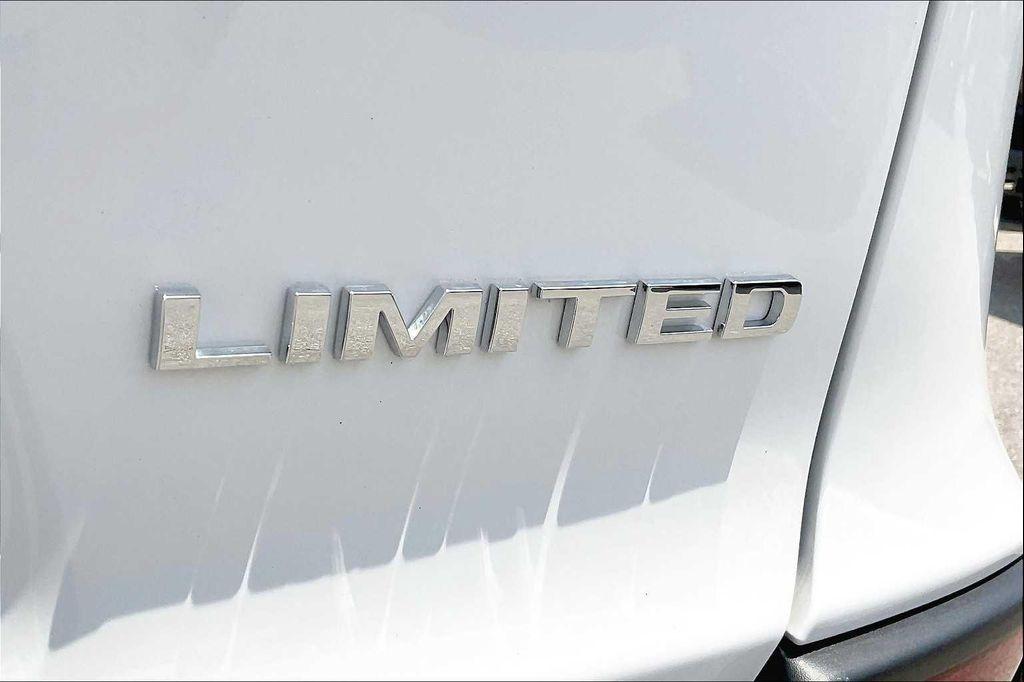 used 2019 Jeep Cherokee car, priced at $21,177