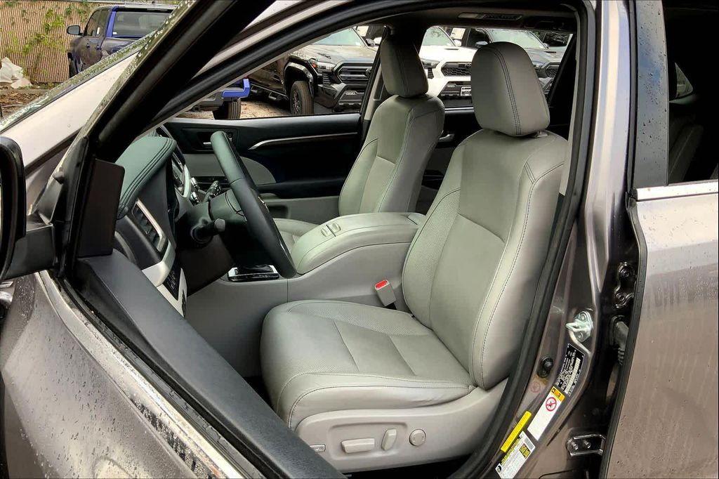 used 2016 Toyota Highlander car, priced at $18,890