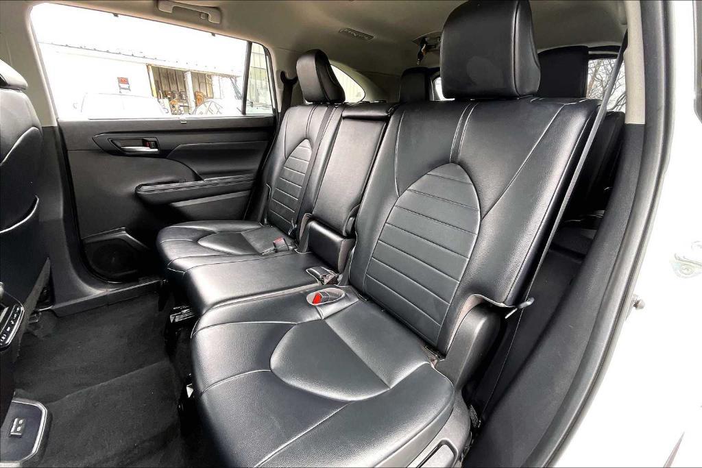 used 2022 Toyota Highlander car, priced at $34,304