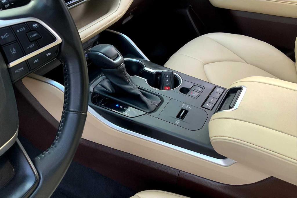used 2022 Toyota Highlander car, priced at $36,927