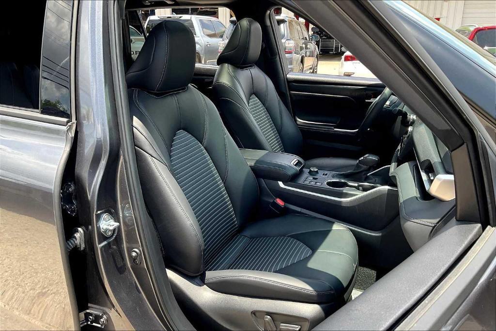 used 2024 Toyota Highlander car, priced at $42,899
