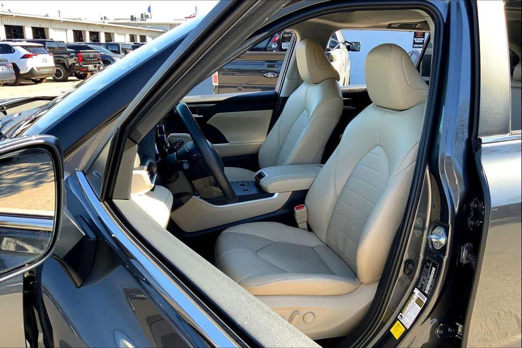 used 2023 Toyota Highlander car, priced at $36,956