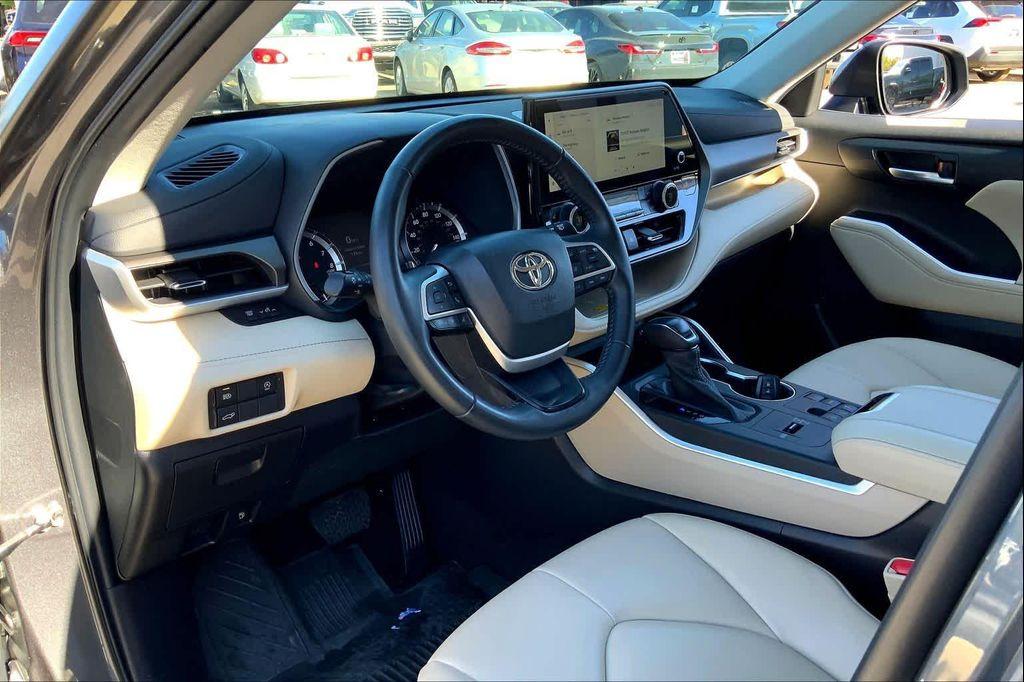 used 2023 Toyota Highlander car, priced at $36,956