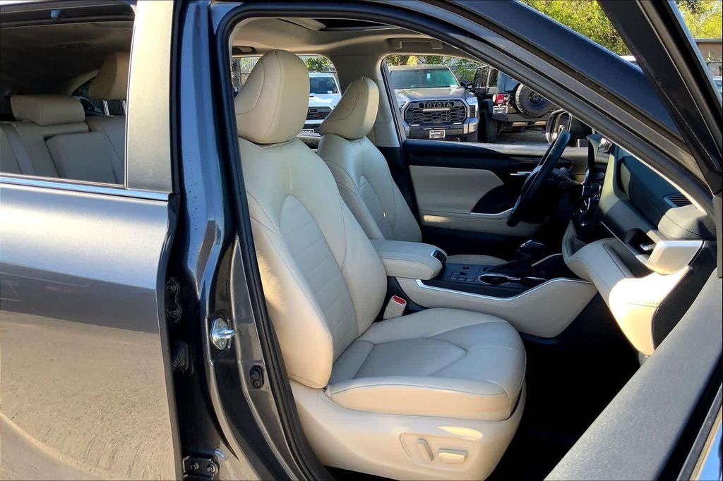 used 2023 Toyota Highlander car, priced at $36,956