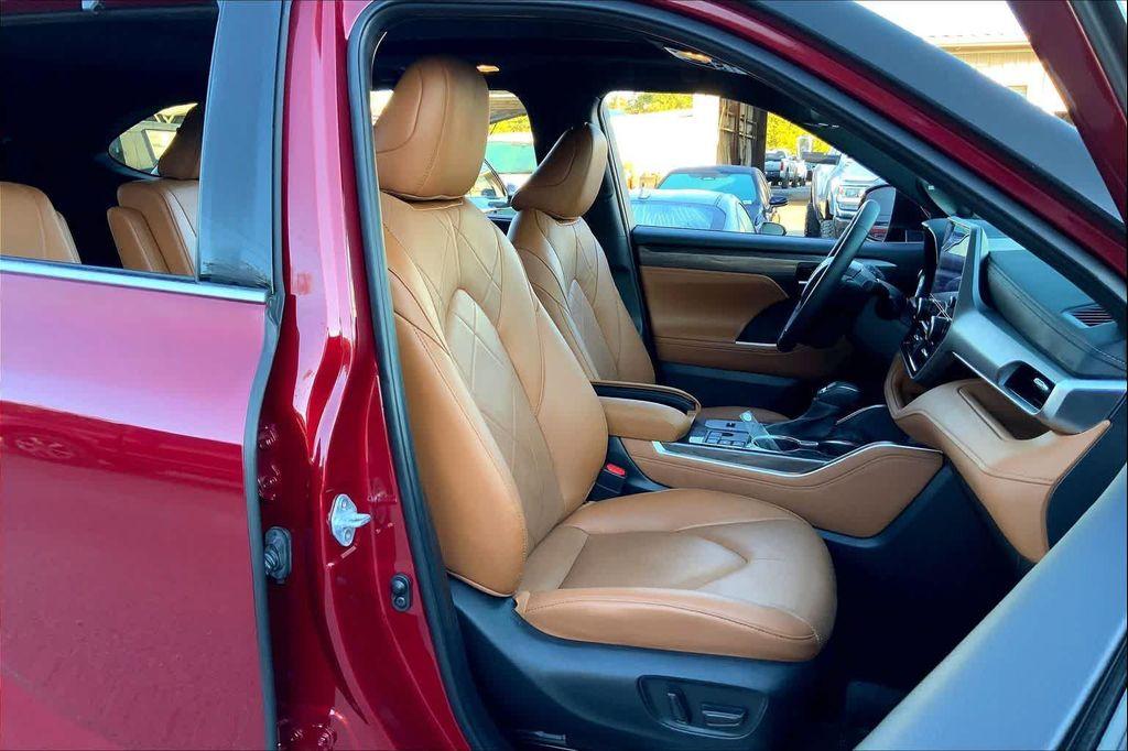 used 2024 Toyota Highlander car, priced at $42,998