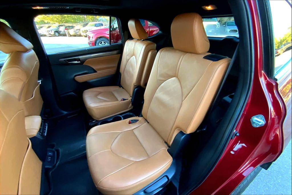 used 2024 Toyota Highlander car, priced at $42,998