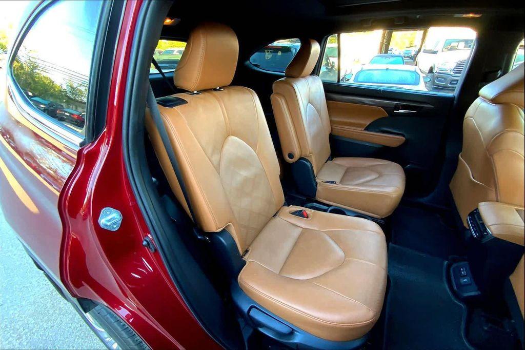 used 2024 Toyota Highlander car, priced at $42,998