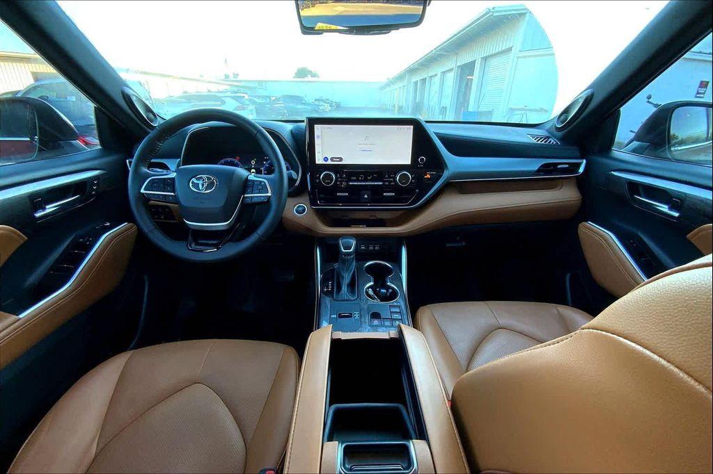 used 2024 Toyota Highlander car, priced at $42,998