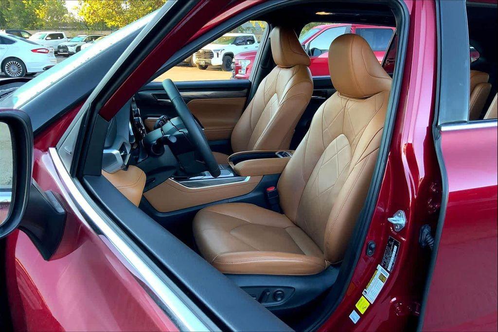 used 2024 Toyota Highlander car, priced at $42,998