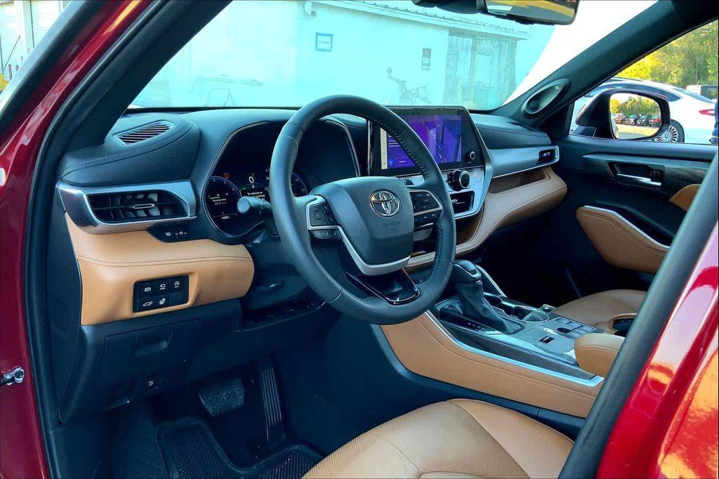 used 2024 Toyota Highlander car, priced at $42,998