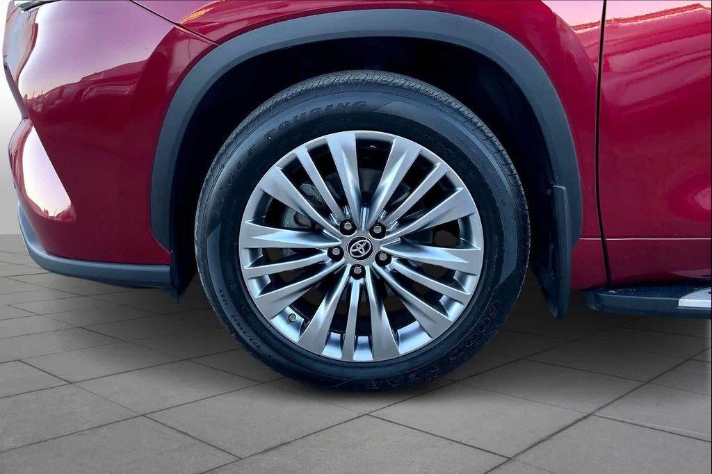 used 2024 Toyota Highlander car, priced at $42,998