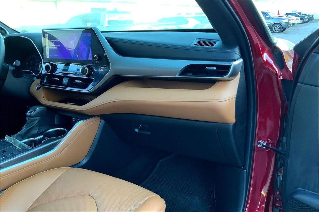used 2024 Toyota Highlander car, priced at $42,998