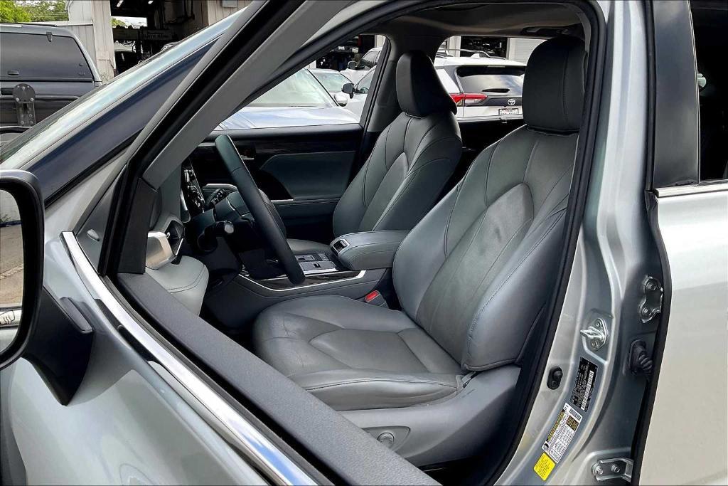 used 2020 Toyota Highlander car, priced at $34,399