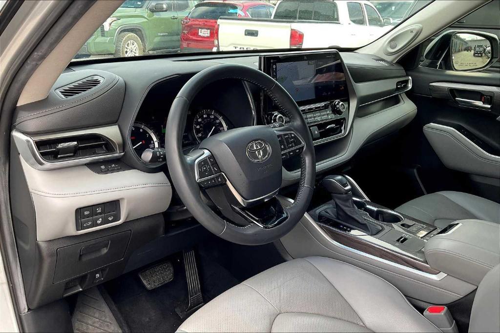 used 2020 Toyota Highlander car, priced at $34,399