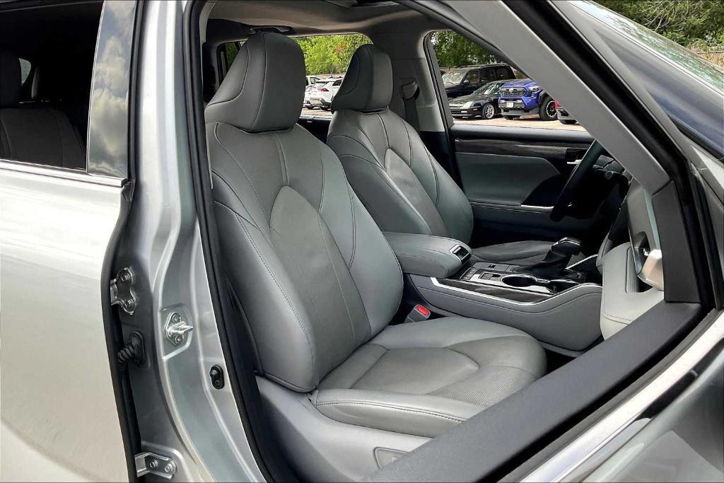 used 2020 Toyota Highlander car, priced at $34,399