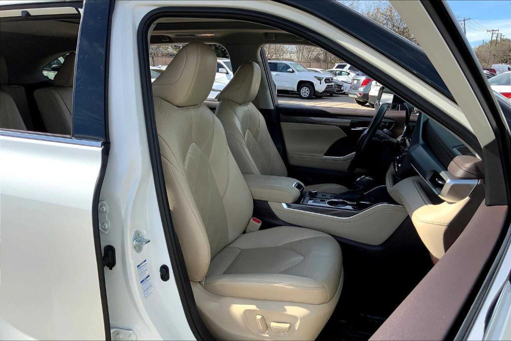 used 2021 Toyota Highlander car, priced at $36,200