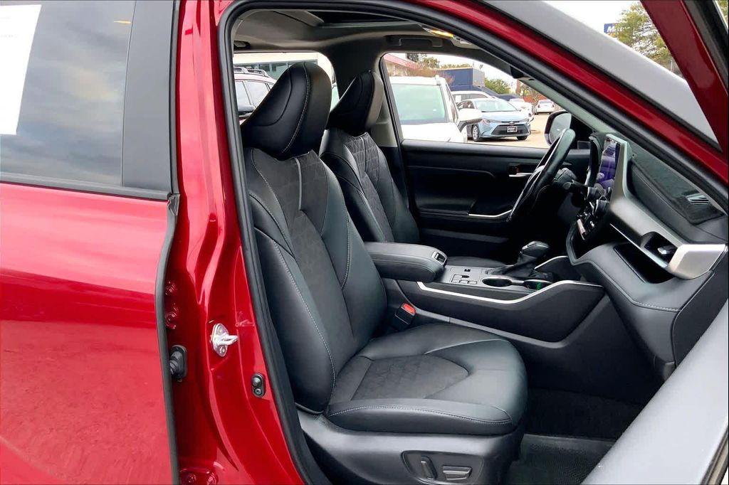 used 2024 Toyota Highlander Hybrid car, priced at $45,998